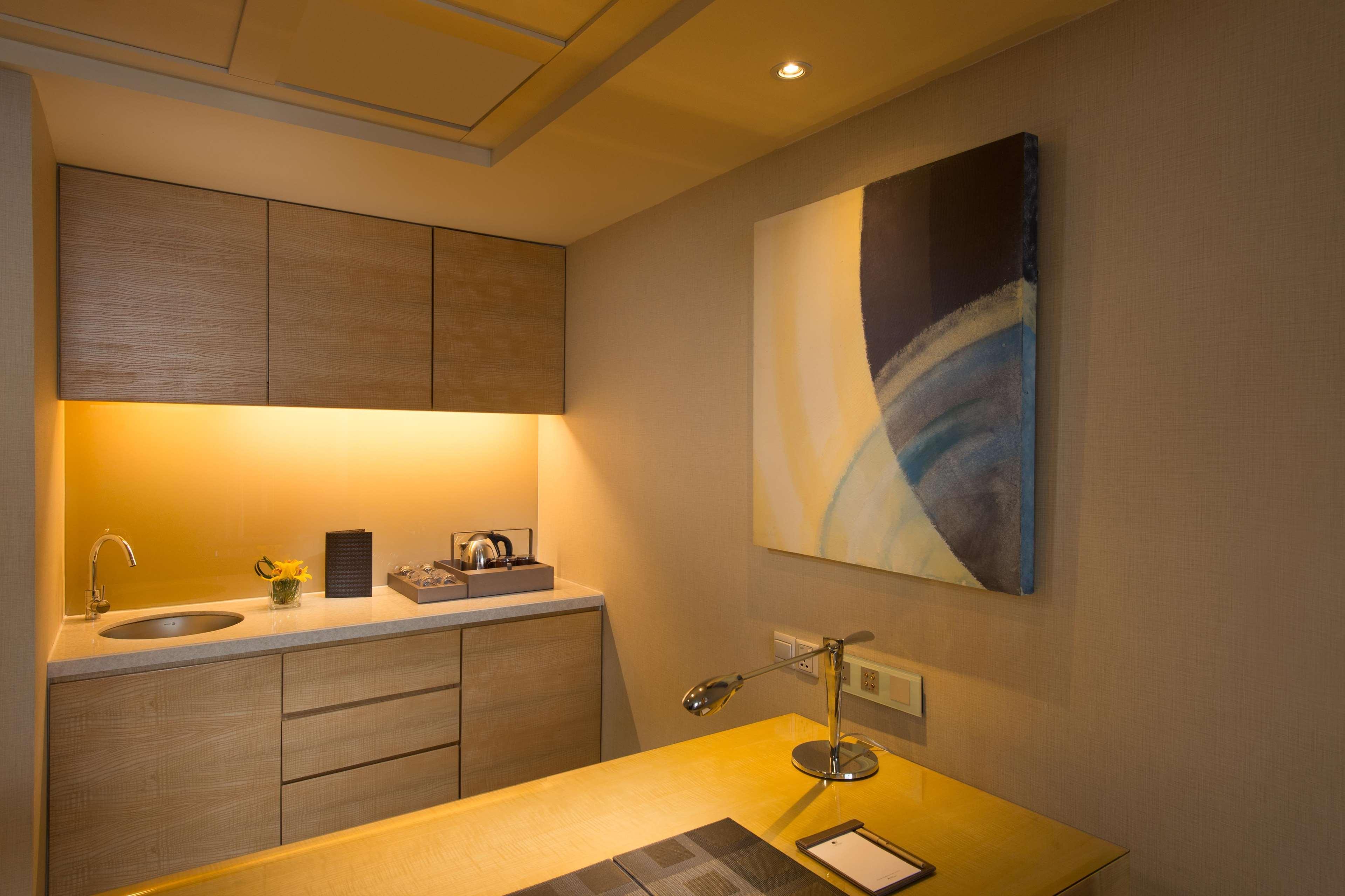 Doubletree By Hilton Kuala Lumpur Exterior foto A workroom at the British Embassy in Berlin