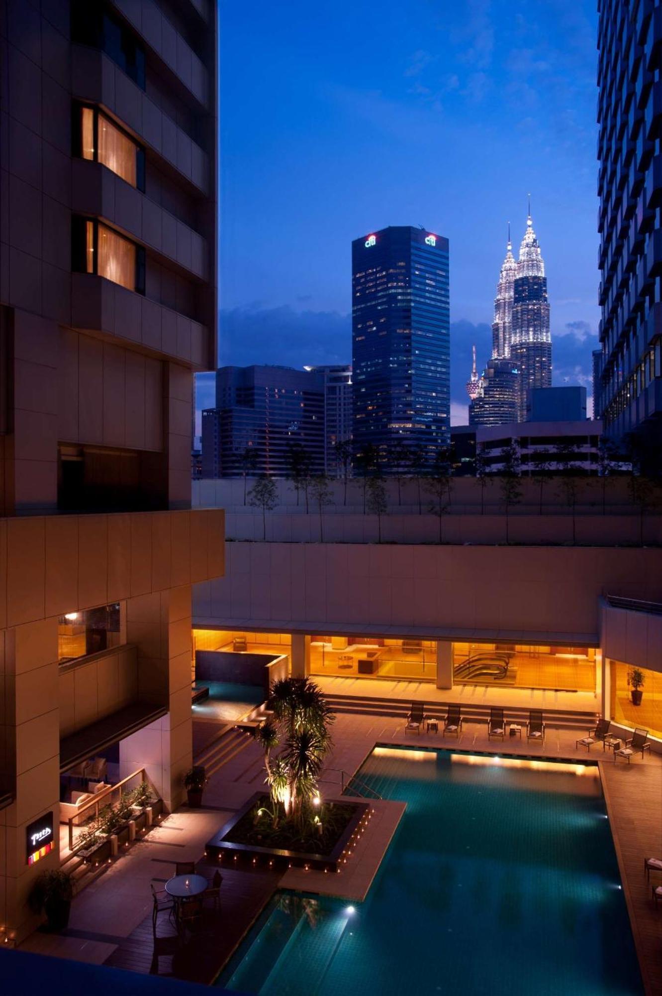 Doubletree By Hilton Kuala Lumpur Exterior foto The hotel's courtyard