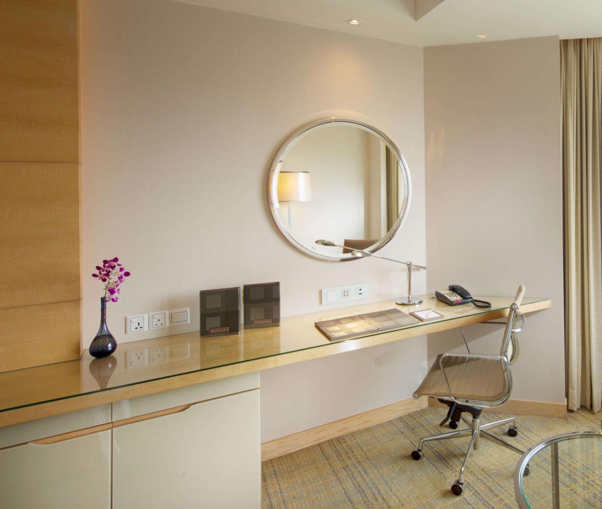 Doubletree By Hilton Kuala Lumpur Exterior foto A work desk in a hotel room