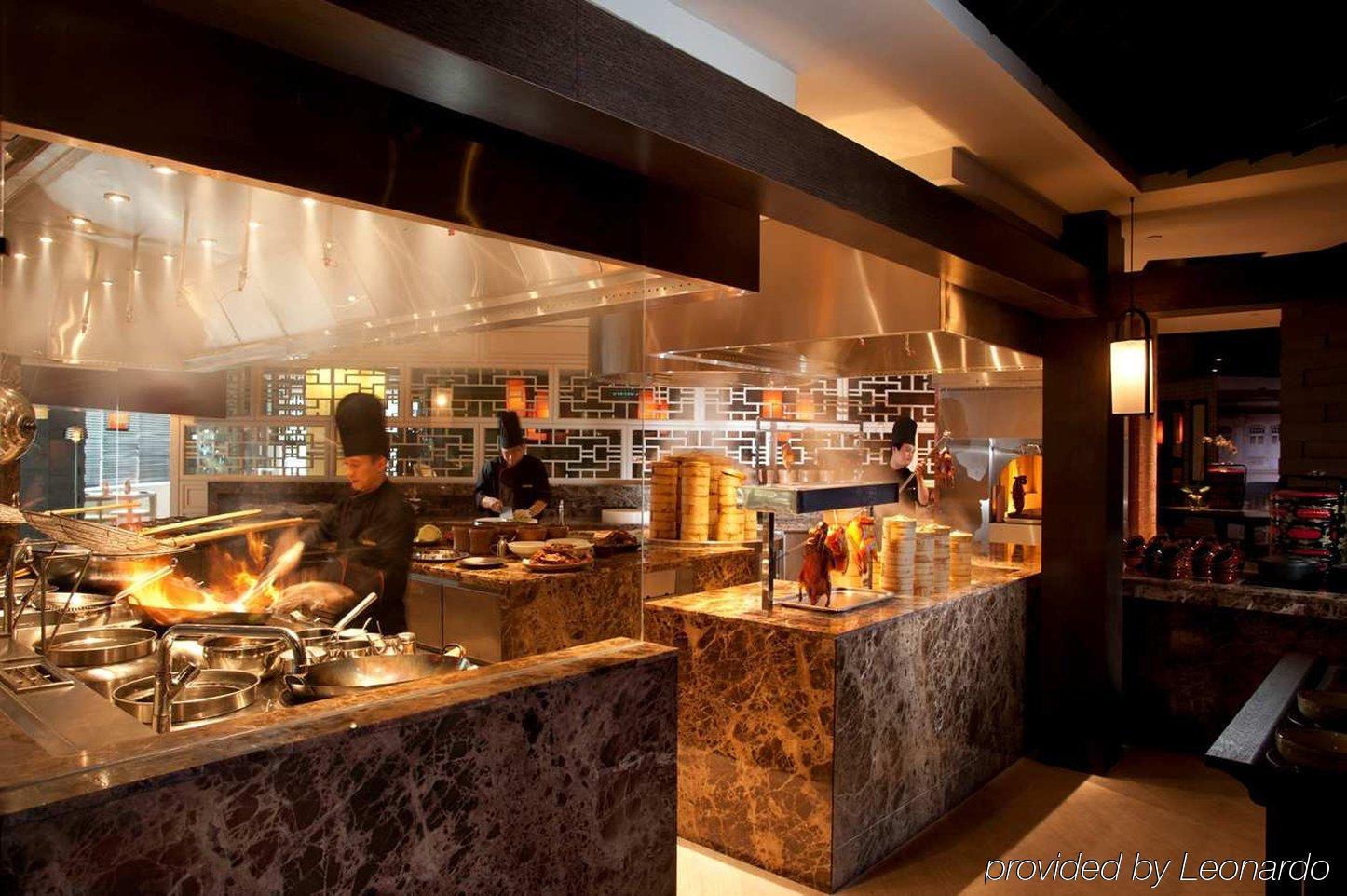 Doubletree By Hilton Kuala Lumpur Restaurante foto The kitchen at the restaurant