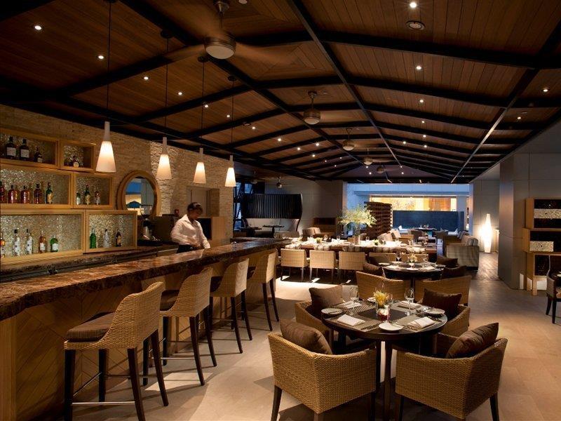 Doubletree By Hilton Kuala Lumpur Exterior foto The interior of the restaurant