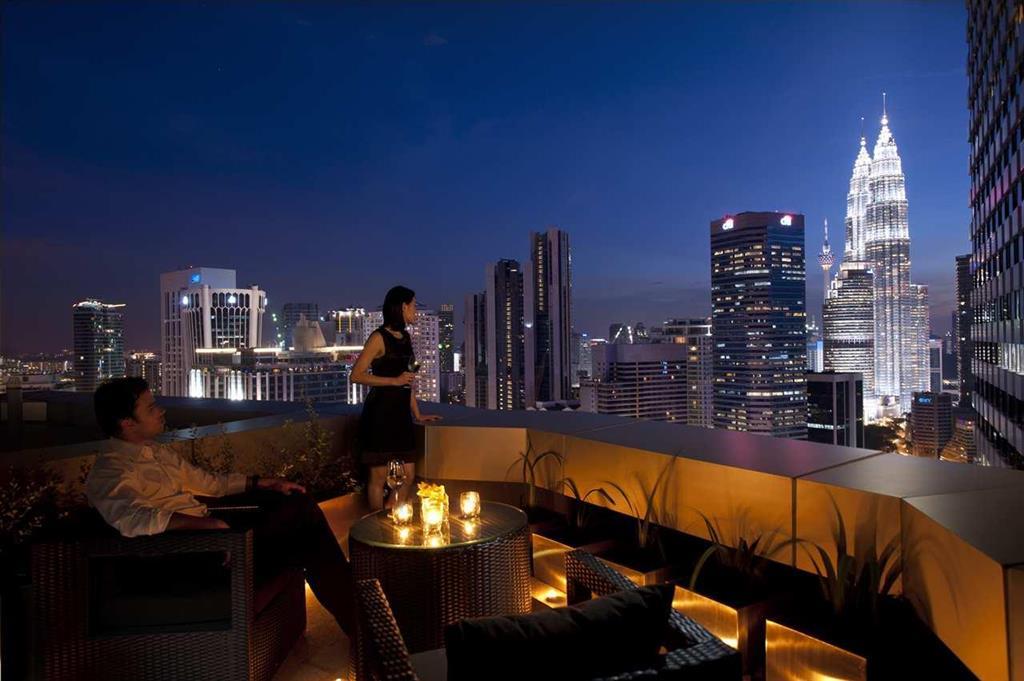 Doubletree By Hilton Kuala Lumpur Facilidades foto The bar at the top of Traders Hotel