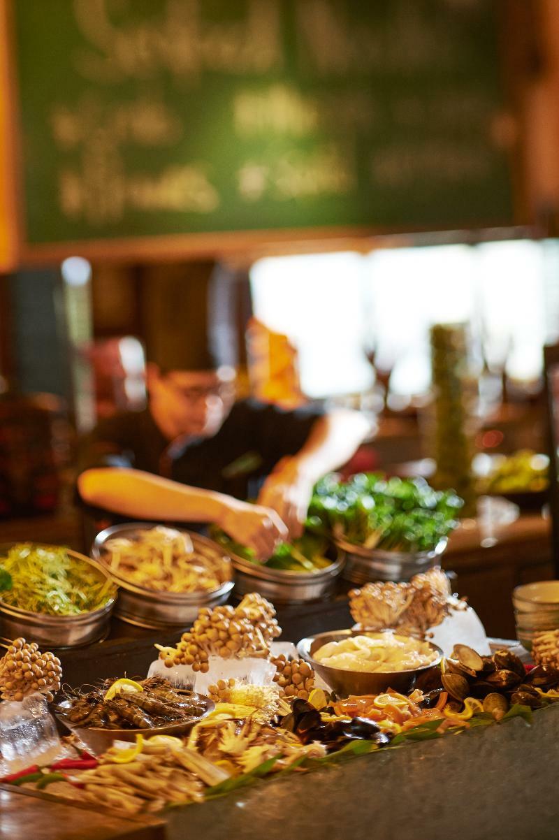 Doubletree By Hilton Kuala Lumpur Exterior foto A salad bar